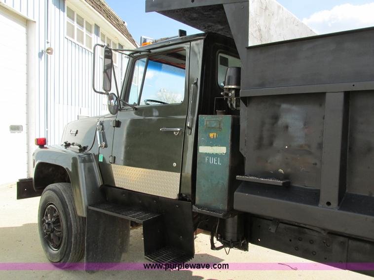image for item I4121 1987 Ford L8000 dump truck