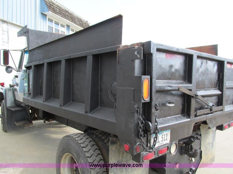 image for item I4121 1987 Ford L8000 dump truck