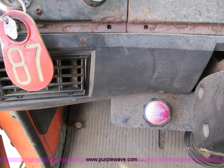 image for item I4121 1987 Ford L8000 dump truck