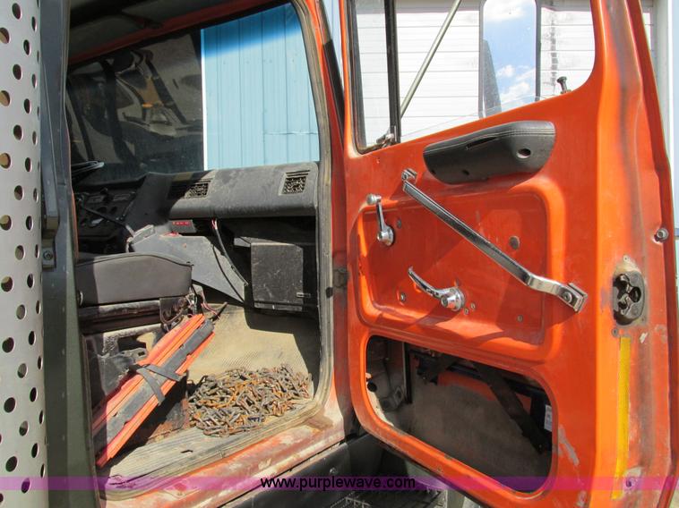 image for item I4121 1987 Ford L8000 dump truck