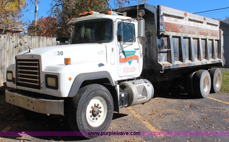 image for item I5912 1995 Mack RD688S dump truck