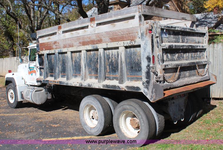 image for item I5912 1995 Mack RD688S dump truck