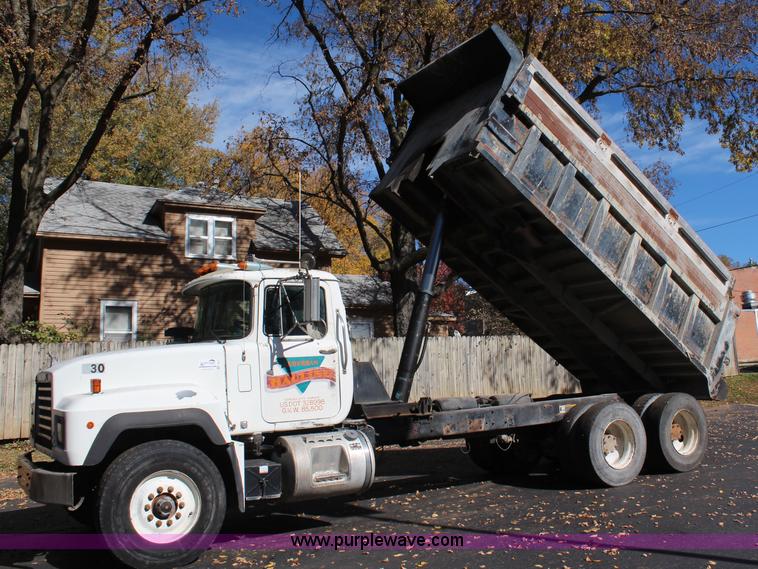image for item I5912 1995 Mack RD688S dump truck