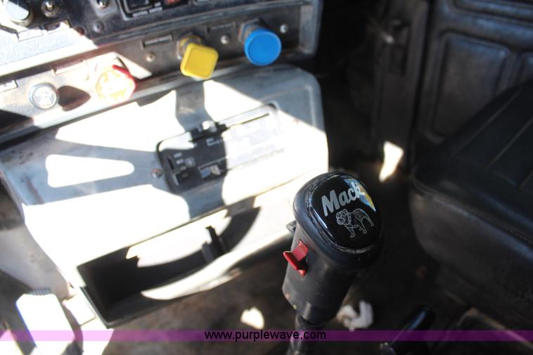 image for item I5912 1995 Mack RD688S dump truck