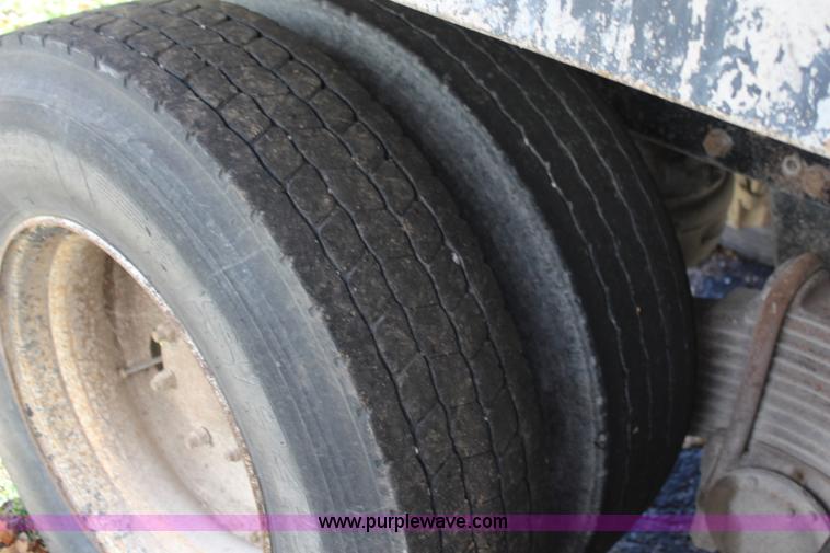 image for item I5912 1995 Mack RD688S dump truck