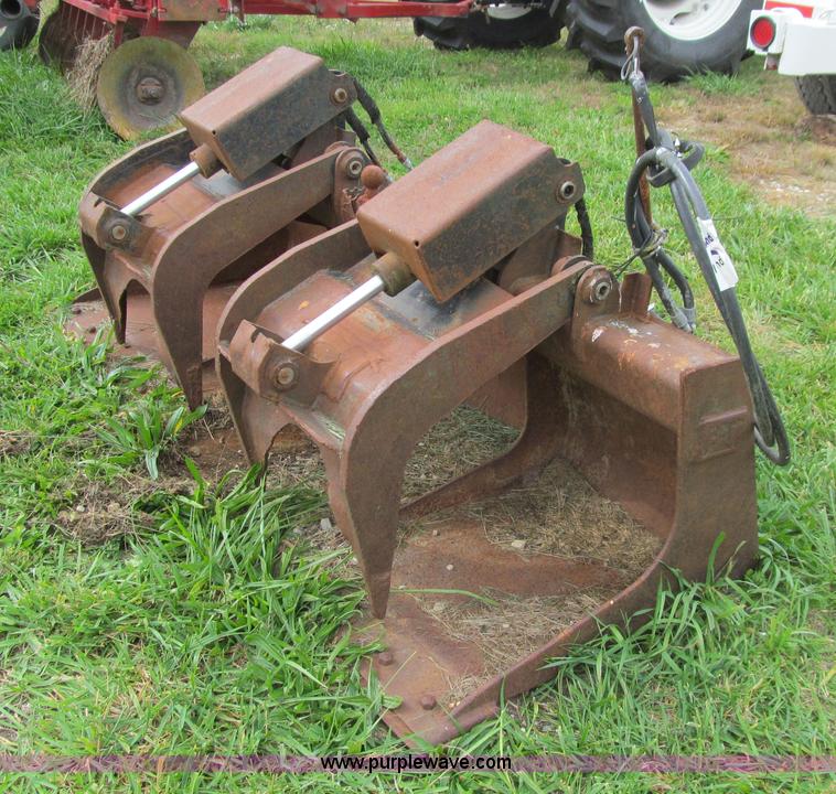 Caterpillar four tine skid steer grapple bucket in Knoxville, IA Item