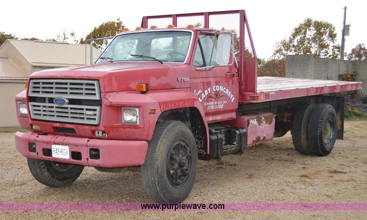 image for item Z9068 1990 Ford F700 flatbed truck