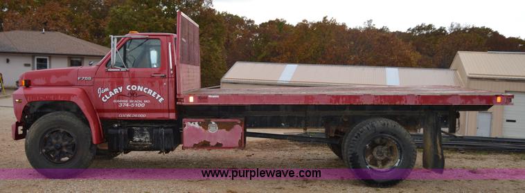 image for item Z9068 1990 Ford F700 flatbed truck