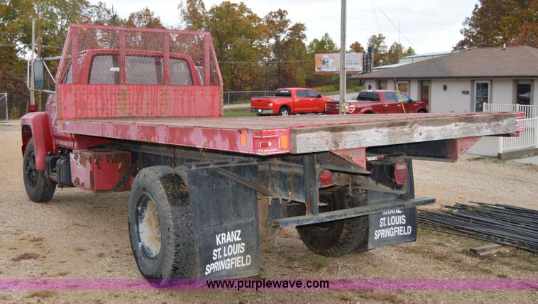 image for item Z9068 1990 Ford F700 flatbed truck