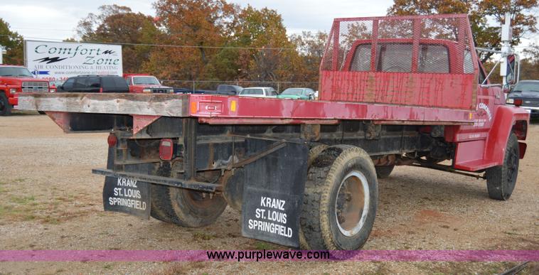 image for item Z9068 1990 Ford F700 flatbed truck