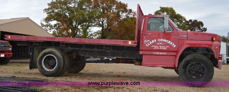 image for item Z9068 1990 Ford F700 flatbed truck