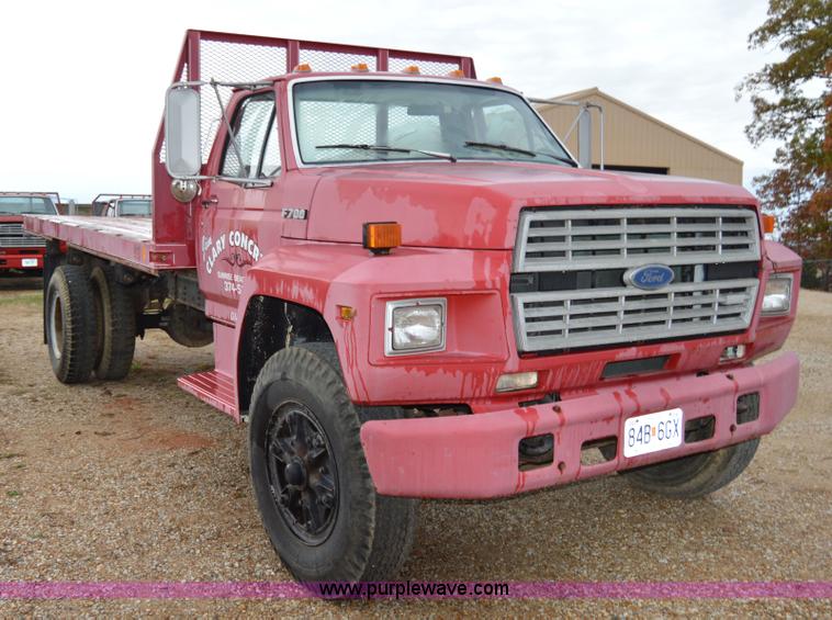 image for item Z9068 1990 Ford F700 flatbed truck