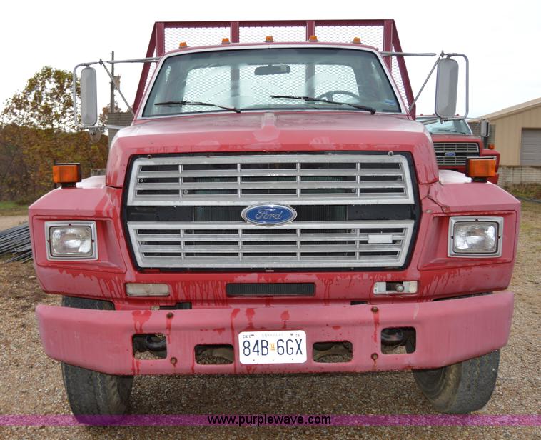image for item Z9068 1990 Ford F700 flatbed truck