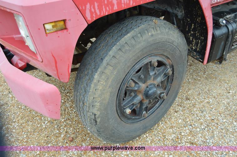 image for item Z9068 1990 Ford F700 flatbed truck