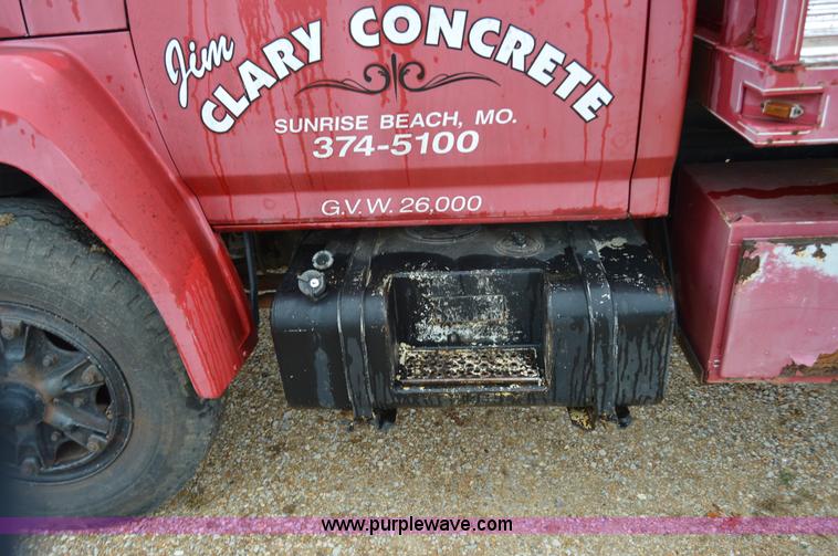 image for item Z9068 1990 Ford F700 flatbed truck