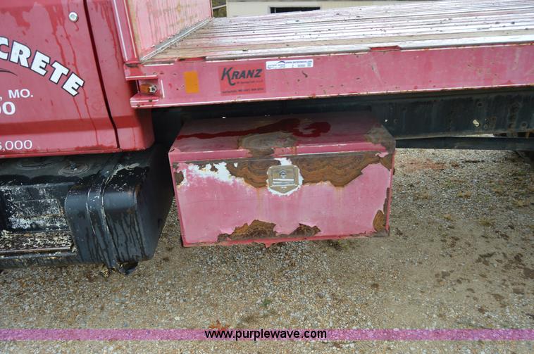 image for item Z9068 1990 Ford F700 flatbed truck