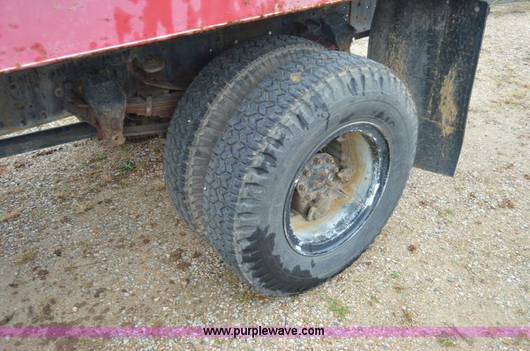 image for item Z9068 1990 Ford F700 flatbed truck