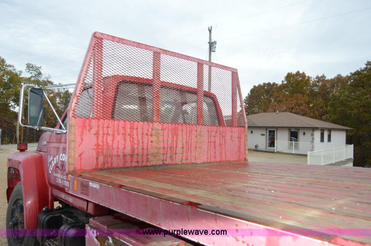 image for item Z9068 1990 Ford F700 flatbed truck