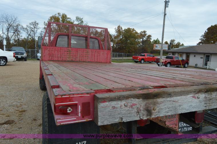 image for item Z9068 1990 Ford F700 flatbed truck
