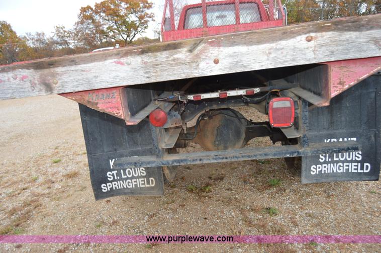 image for item Z9068 1990 Ford F700 flatbed truck