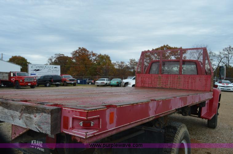 image for item Z9068 1990 Ford F700 flatbed truck