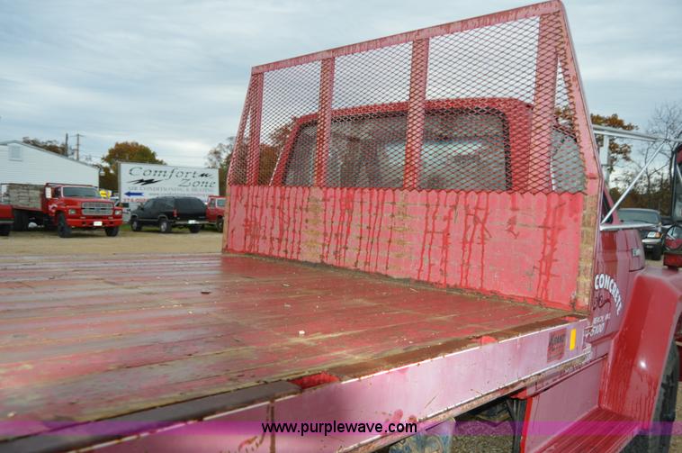image for item Z9068 1990 Ford F700 flatbed truck