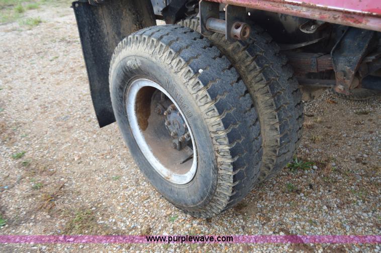 image for item Z9068 1990 Ford F700 flatbed truck