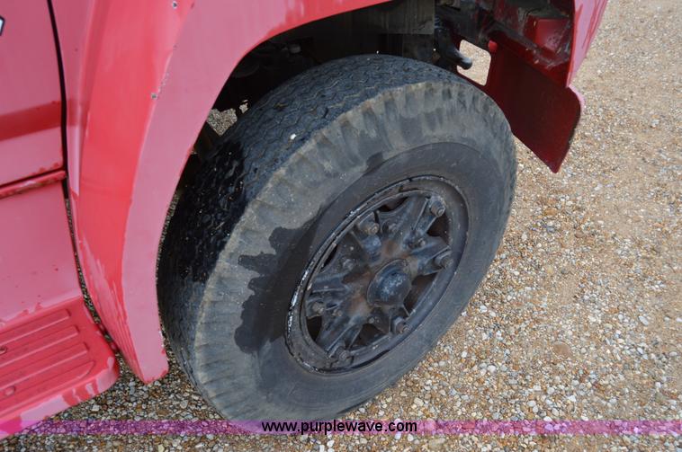 image for item Z9068 1990 Ford F700 flatbed truck