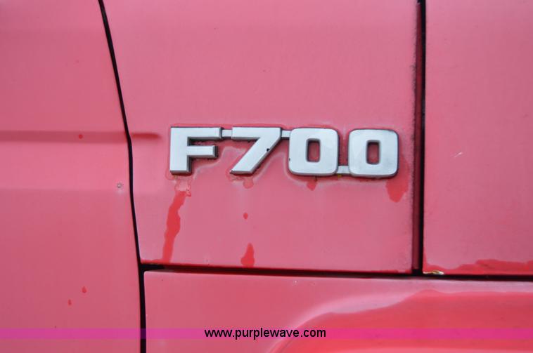 image for item Z9068 1990 Ford F700 flatbed truck