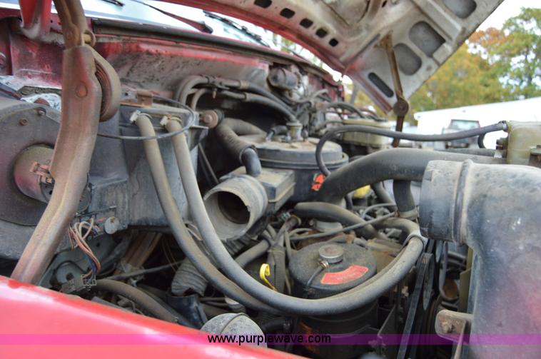 image for item Z9068 1990 Ford F700 flatbed truck