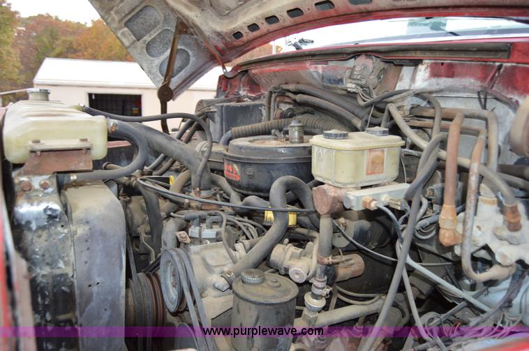 image for item Z9068 1990 Ford F700 flatbed truck