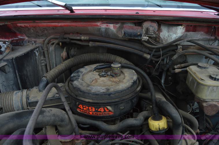 image for item Z9068 1990 Ford F700 flatbed truck