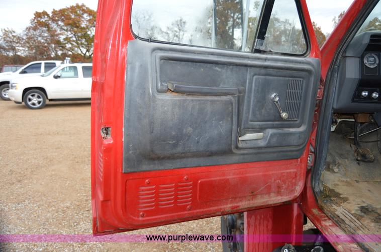 image for item Z9068 1990 Ford F700 flatbed truck