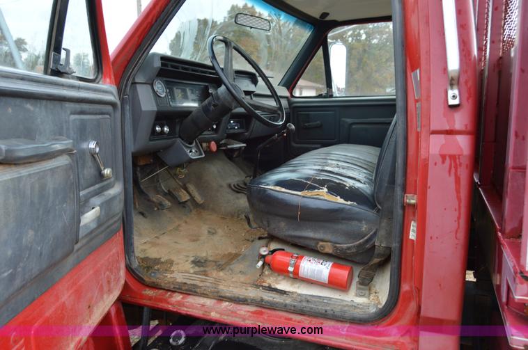 image for item Z9068 1990 Ford F700 flatbed truck