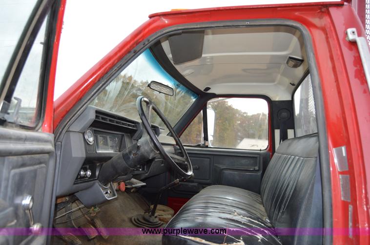 image for item Z9068 1990 Ford F700 flatbed truck