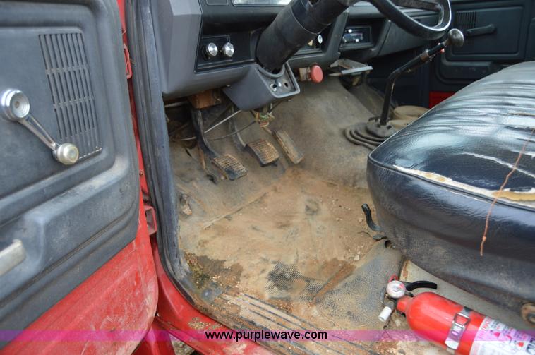 image for item Z9068 1990 Ford F700 flatbed truck