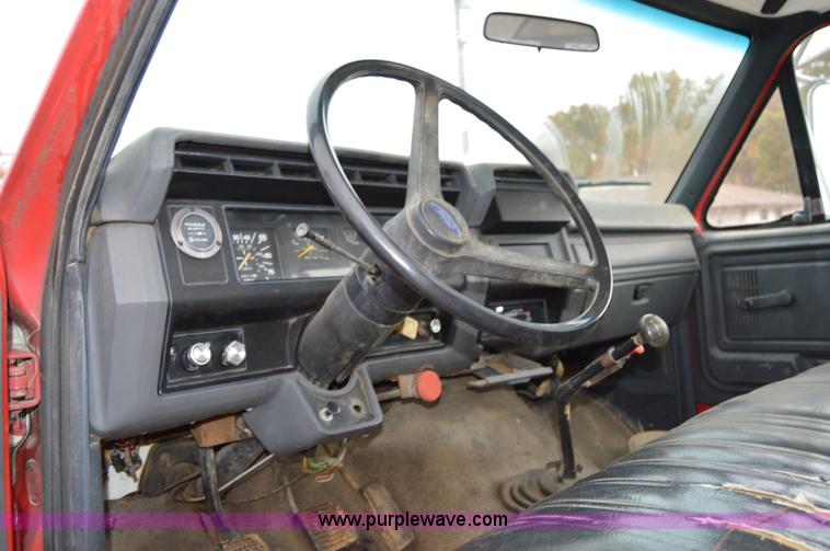 image for item Z9068 1990 Ford F700 flatbed truck