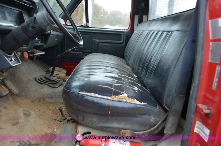 image for item Z9068 1990 Ford F700 flatbed truck