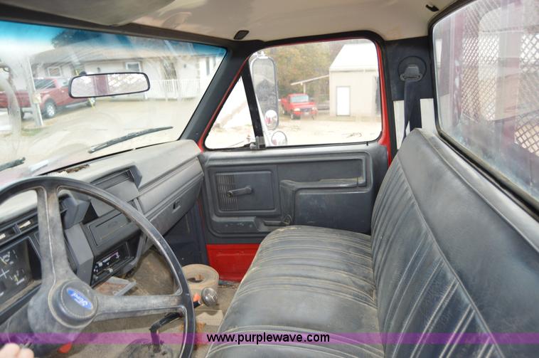 image for item Z9068 1990 Ford F700 flatbed truck