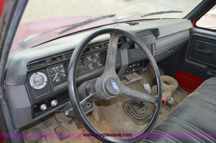 image for item Z9068 1990 Ford F700 flatbed truck