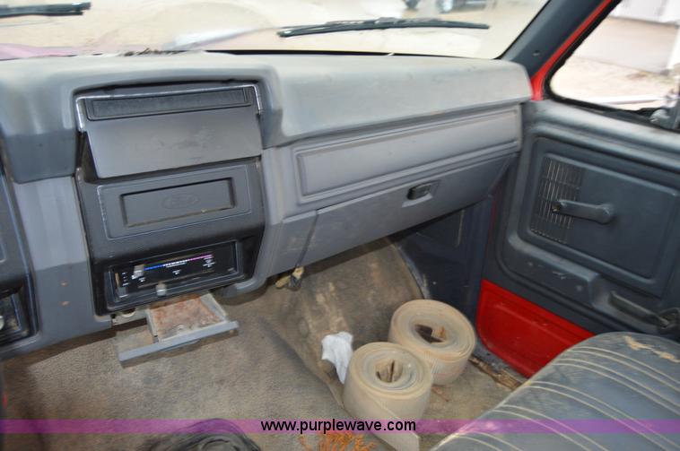 image for item Z9068 1990 Ford F700 flatbed truck