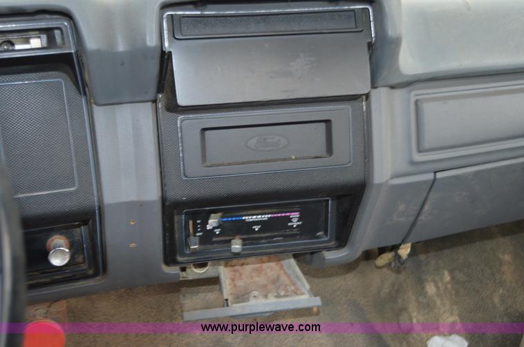 image for item Z9068 1990 Ford F700 flatbed truck