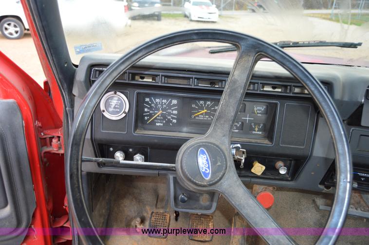 image for item Z9068 1990 Ford F700 flatbed truck