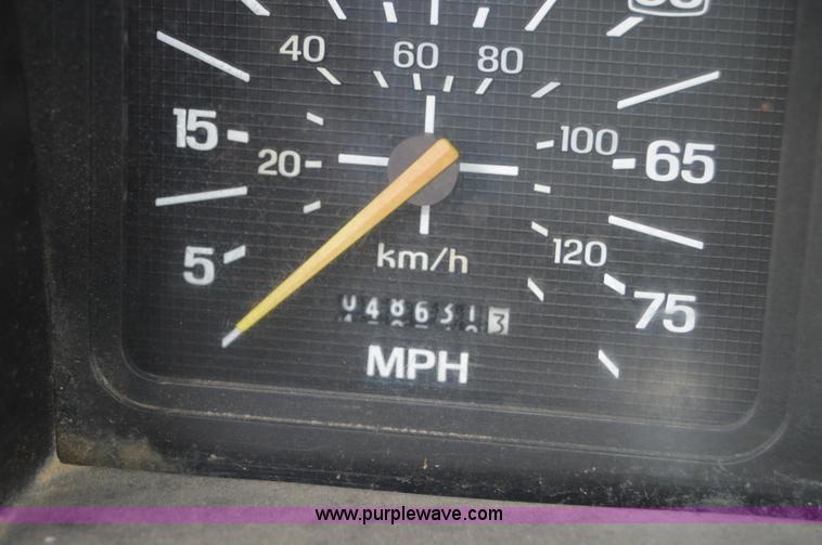 image for item Z9068 1990 Ford F700 flatbed truck