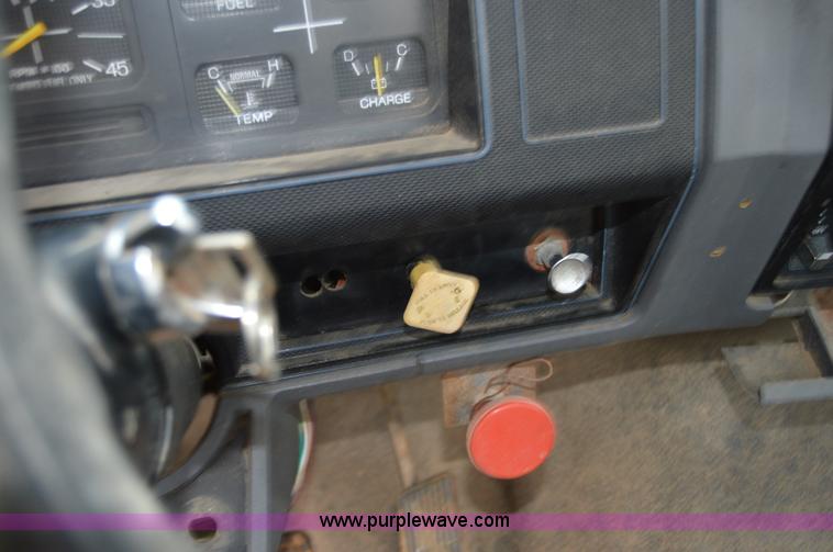 image for item Z9068 1990 Ford F700 flatbed truck