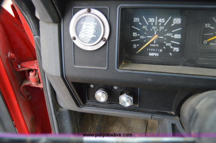 image for item Z9068 1990 Ford F700 flatbed truck