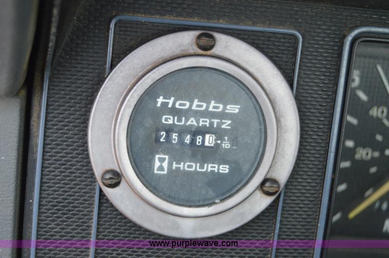 image for item Z9068 1990 Ford F700 flatbed truck