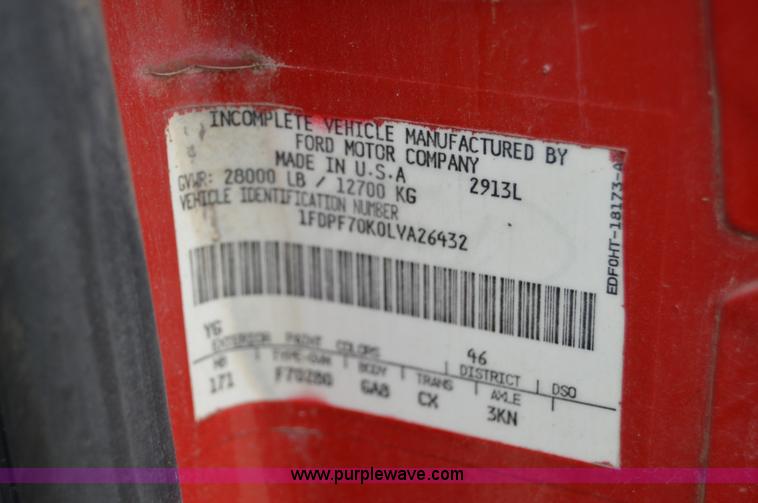 image for item Z9068 1990 Ford F700 flatbed truck