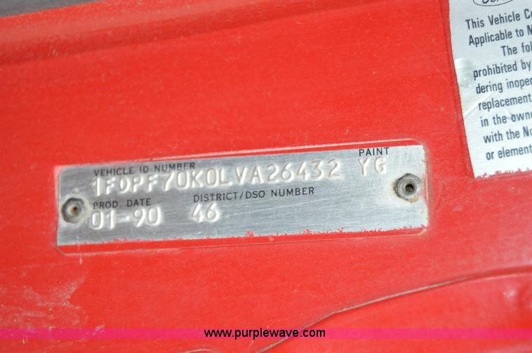 image for item Z9068 1990 Ford F700 flatbed truck