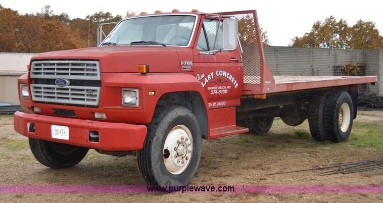 image for item Z9069 1988 Ford F700 flatbed truck
